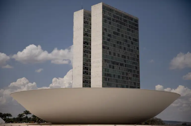 Mulheres são maioria nas urnas, mas ainda têm pouco espaço no poder