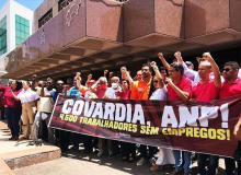 Petroleiros protestam contra interdição de campos de petróleo e gás na Bahia